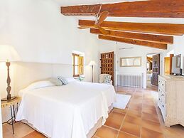 Stunning Farmhouse With Private Pool