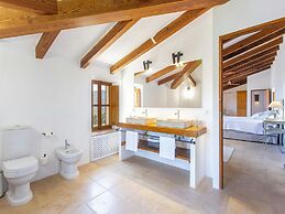 Stunning Farmhouse With Private Pool