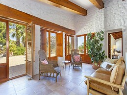 Stunning Farmhouse With Private Pool