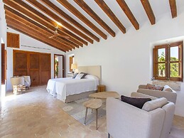 Stunning Farmhouse With Private Pool