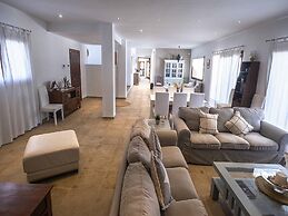 Spacious Villa With Games Area