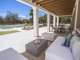 Spacious Villa With Games Area