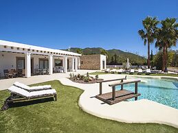 Spacious Villa With Games Area