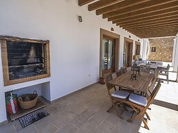 Spacious Villa With Games Area