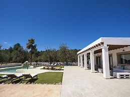 Spacious Villa With Games Area