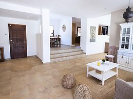 Spacious Villa With Games Area