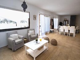 Spacious Villa With Games Area