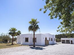 Spacious Villa With Games Area