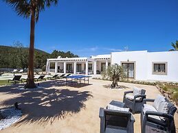 Spacious Villa With Games Area