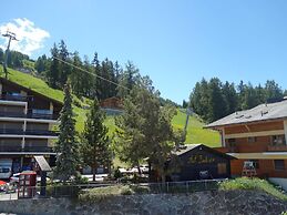 Apartment With Breathtaking Hill View
