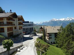 Apartment With Breathtaking Hill View