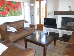 Apartment With Breathtaking Hill View