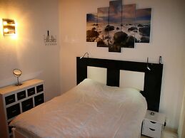 Elegant Apartment With Patio in Hills