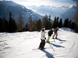 Elegant Apartment With Patio in Hills