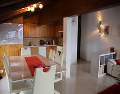 Elegant Apartment With Patio in Hills