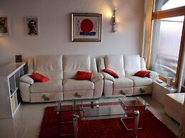 Elegant Apartment With Patio in Hills