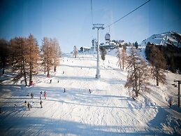 Elegant Apartment With Patio in Hills