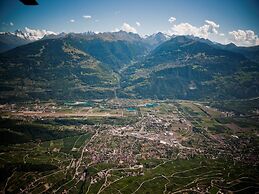 Elegant Apartment With Patio in Hills