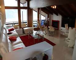 Elegant Apartment With Patio in Hills