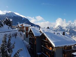 Elegant Apartment With Patio in Hills