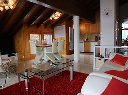 Elegant Apartment With Patio in Hills