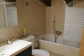 Elegant Apartment With Patio in Hills