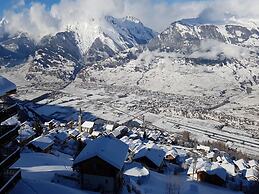 Elegant Apartment With Patio in Hills