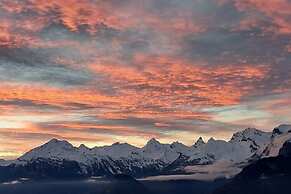 Stunning Apartment With Mountain Views