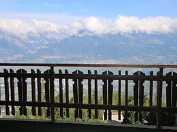 Stunning Apartment With Mountain Views