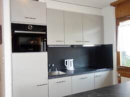 Apartment With Outdoor Dinning