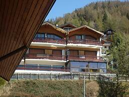 Apartment With Outdoor Dinning