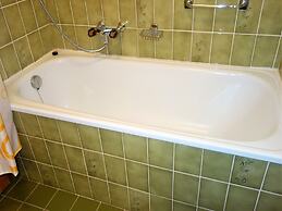 Apartment With Outdoor Dinning