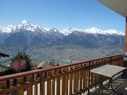 Apartment With Outdoor Dinning