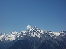 Apartment With Outdoor Dinning