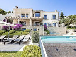 Majestic Villa With Harbour Views