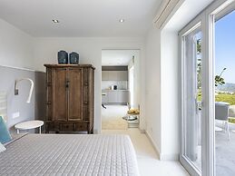 Majestic Villa With Harbour Views