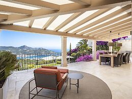 Majestic Villa With Harbour Views