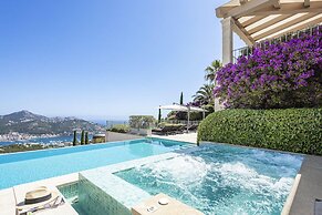 Majestic Villa With Harbour Views
