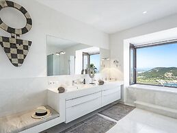 Majestic Villa With Harbour Views