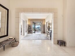 Majestic Villa With Harbour Views