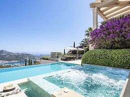 Majestic Villa With Harbour Views