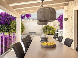 Majestic Villa With Harbour Views