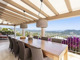 Majestic Villa With Harbour Views