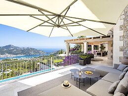 Majestic Villa With Harbour Views