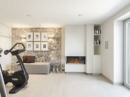 Majestic Villa With Harbour Views