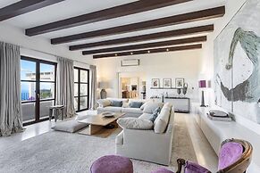 Majestic Villa With Harbour Views
