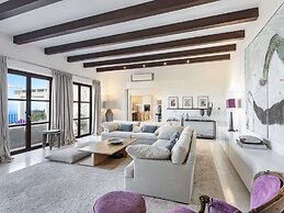 Majestic Villa With Harbour Views