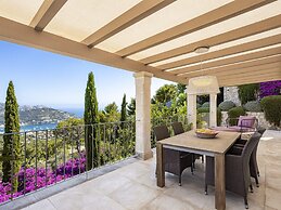 Majestic Villa With Harbour Views