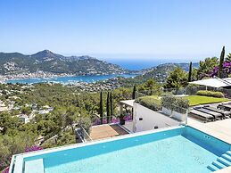 Majestic Villa With Harbour Views