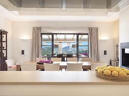 Majestic Villa With Harbour Views